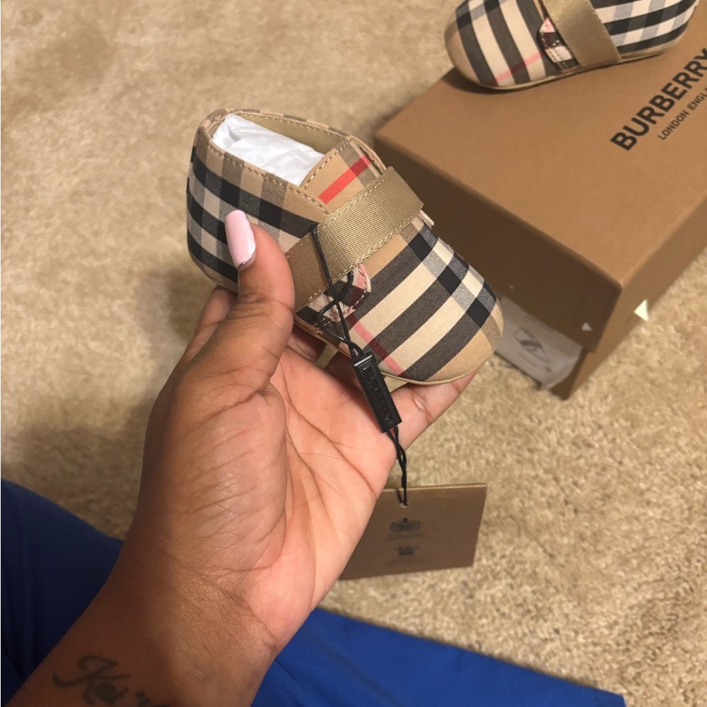 Burberry baby shoes